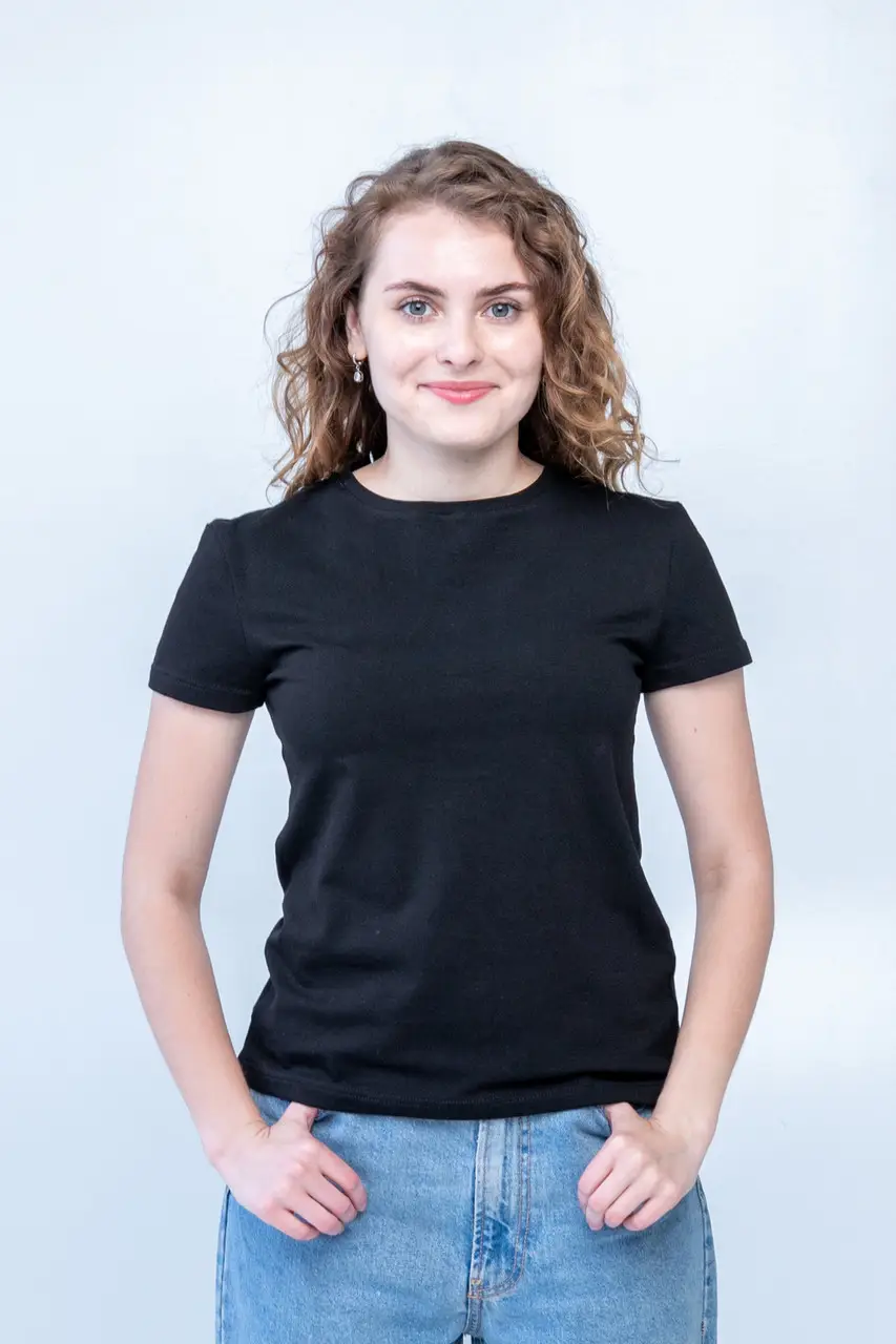 Чорна футболка базова жіноча